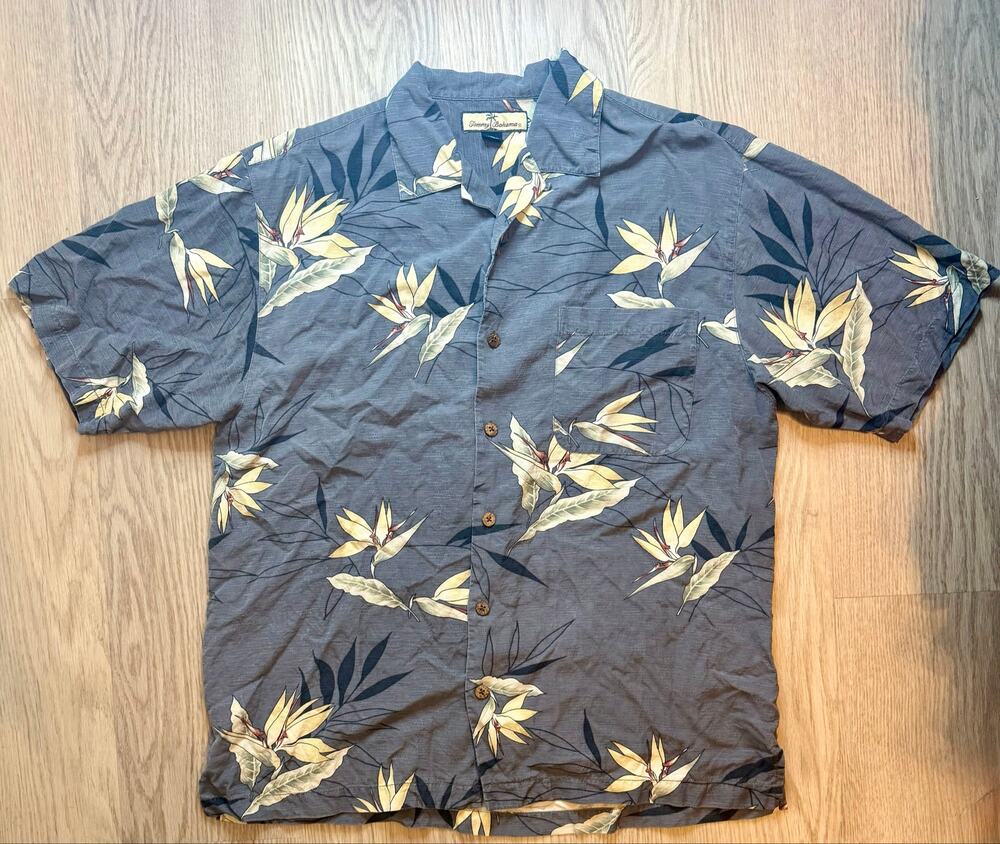 Tommy Bahama Men’s Gray Floral Button‑Up Shirt – Bird of Paradise Print 